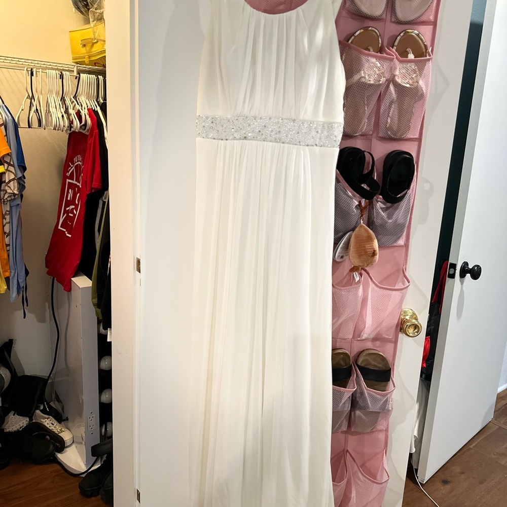 Elegant White Sleeveless Gown